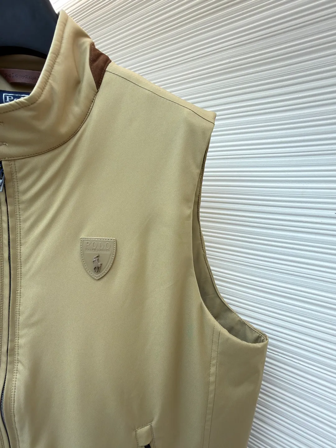 Ralph Lauren Gorham cotton vest ●Original version: Purchased and developed for 4590 ●Item number: 1682478-B50 ●Fabric: nylon fabric ●Technology: splicing production ●Color: khaki ●Version: fitted version ●Weight: about 465 grams ●Size: S-M-L-XL ●Description: Made of high-density nylon. The fabric is not only light and wear-resistant, but also effectively blocks wind and rain from the outside while keeping the inside dry. Made of soft nylon taffeta for a comfortable fit. The various parts of the vest (such as front and back panels, side panels, collar, etc.) are assembled together through precise splicing processes after being cut. When splicing, pay attention to aligning the seams to ensure that the whole piece is smooth and wrinkle-free. For the stitching at the splicing, hidden sewing technology is used to make the stitching less noticeable and improve the aesthetics. At the same time, for parts that are prone to wear and tear, such as collars and cuffs, reinforced splicing or hemming may be used to increase durability. The overall wiring is straight and delicate, the fabric is comfortable and soft, and the color is consistent without color difference. It can be matched with the same style to create a fashionable look and control various occasions. Customized accessories, complete with three standards, same style for men and women!